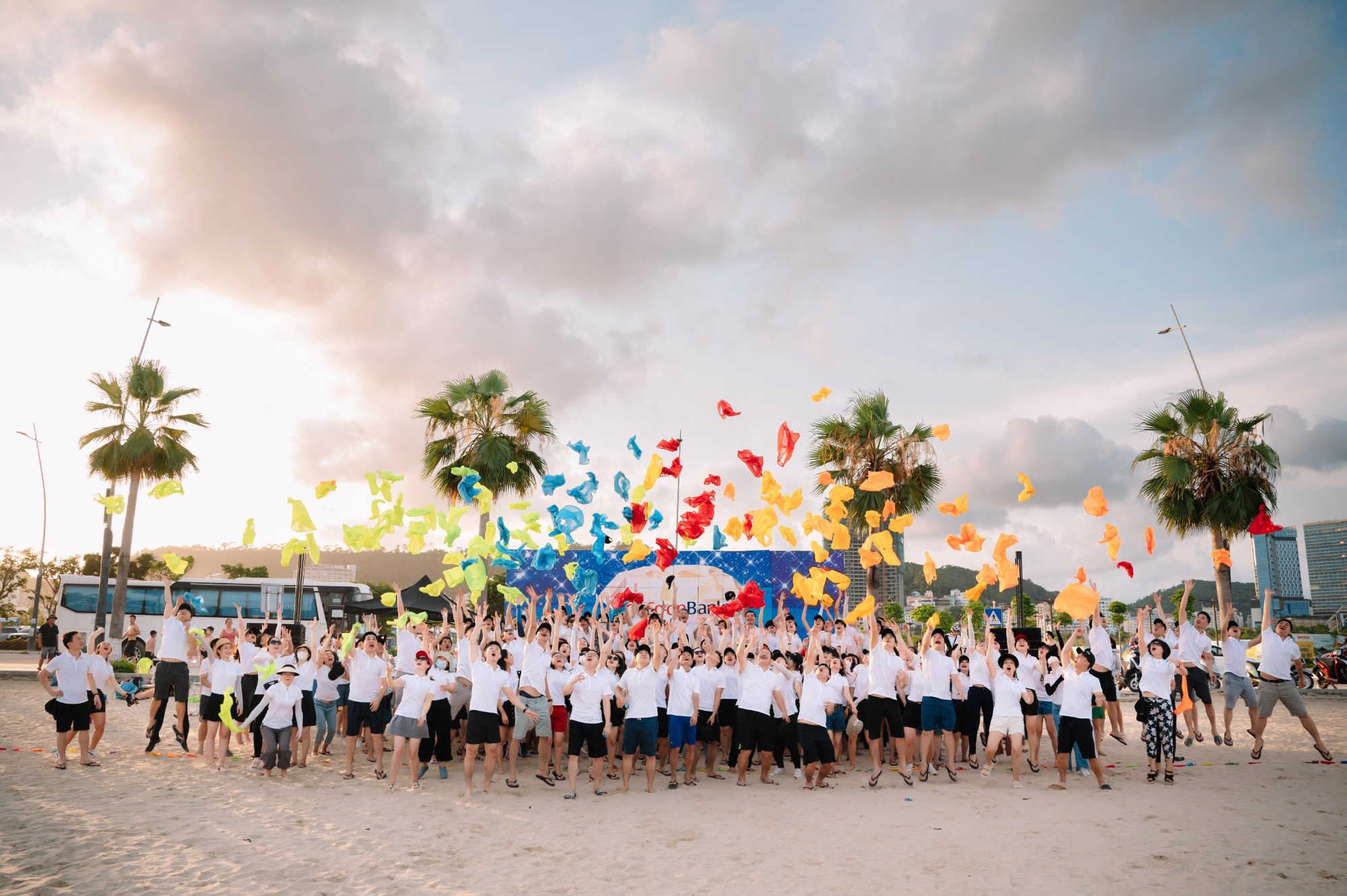 Team building bên bờ biển Hạ Long