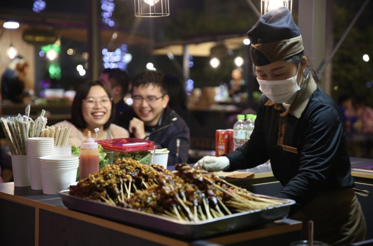 Phố ẩm thực quốc tế là điểm đến không thể bỏ lỡ khi du lịch Hạ Long