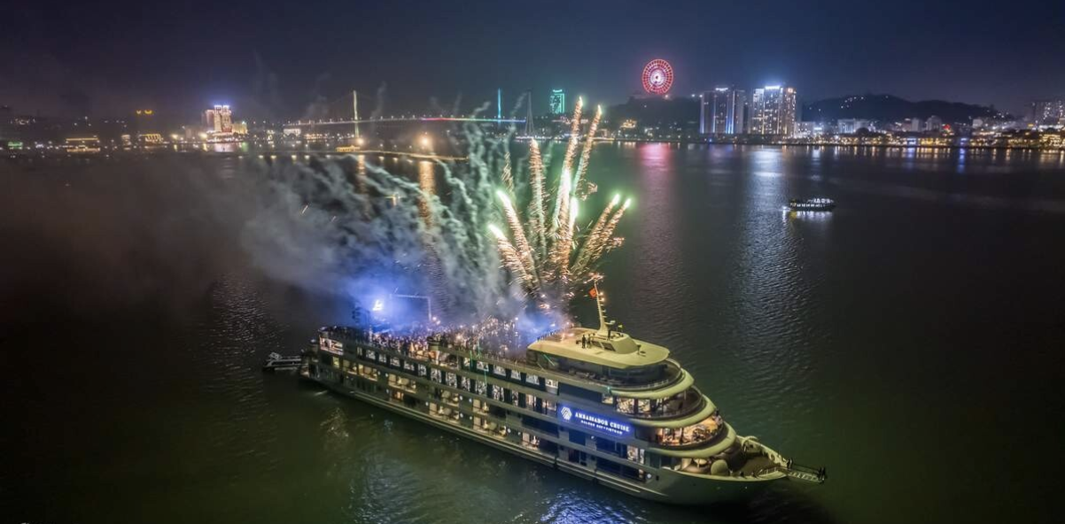 Màn trình diễn ánh sáng rực rỡ trên vịnh Hạ Long về đêm