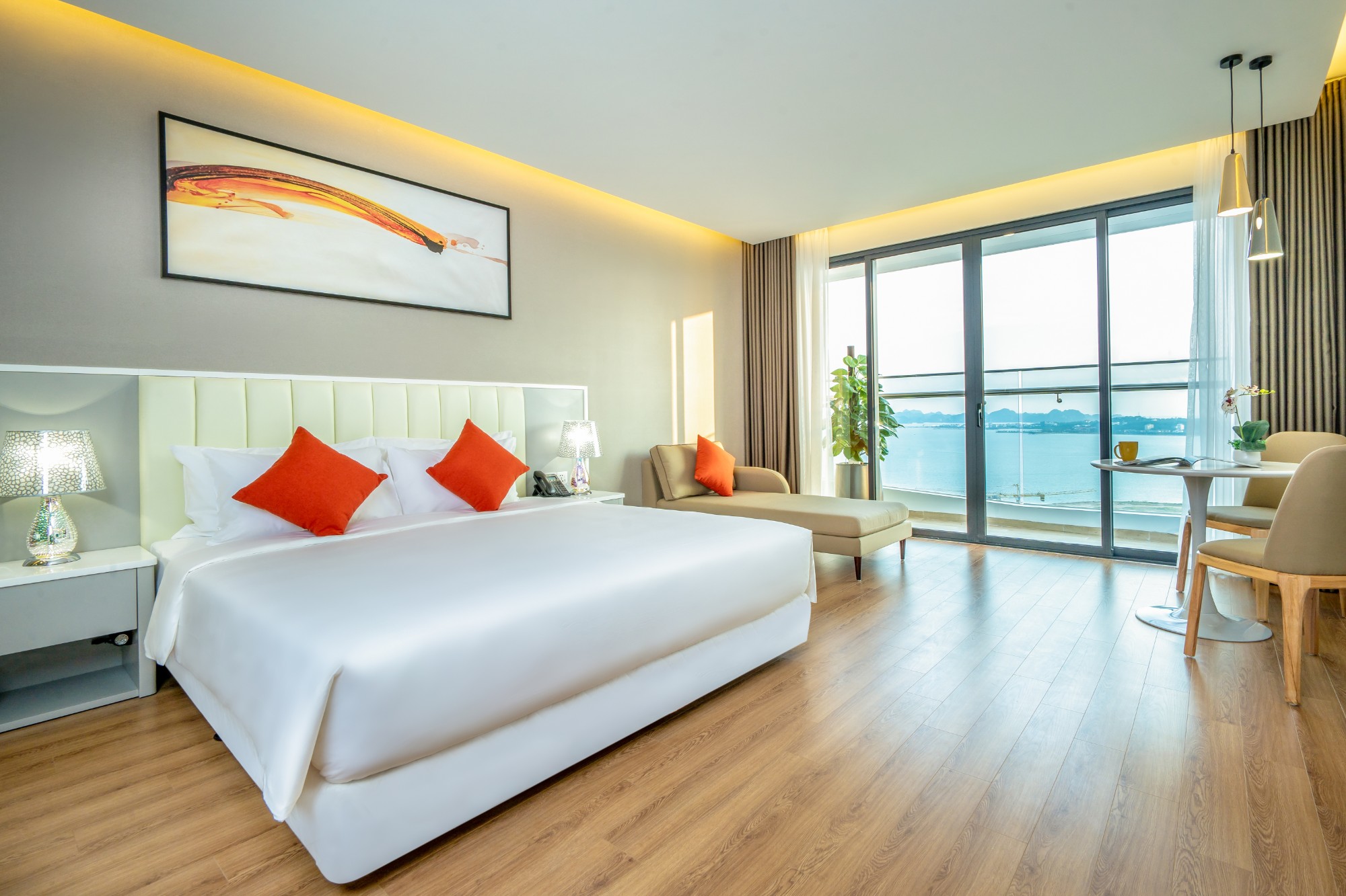 Phòng Deluxe Ocean View tại DeLaSea ôm trọn view vịnh biển Hạ Long