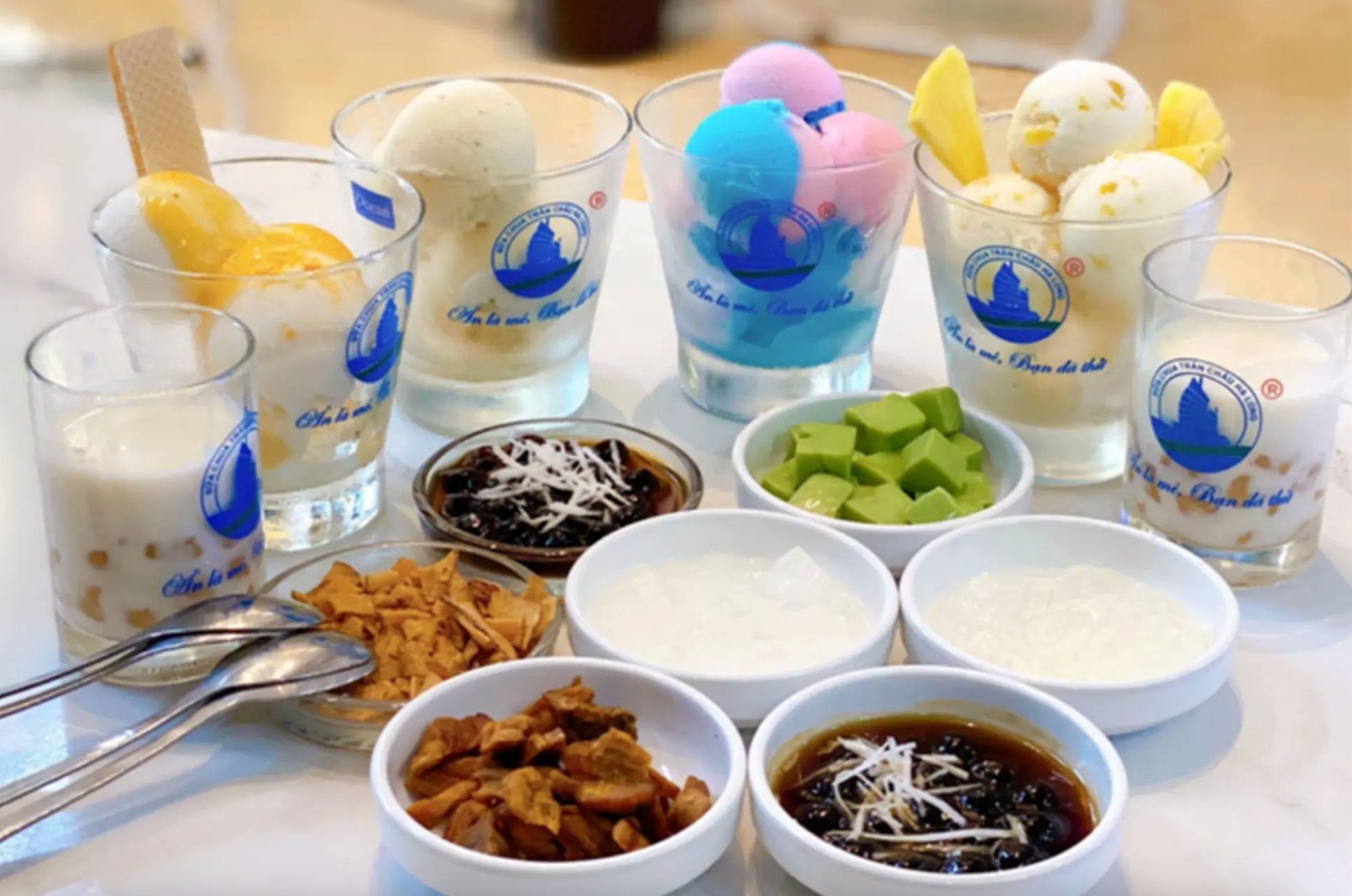 Sữa chua Hạ Long ăn vặt mát lạnh được nhiều du khách yêu thích lựa chọn để giải nhiệt