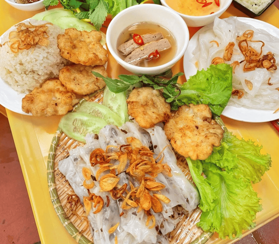 Bánh cuốn chả mực giã tay - Thức quà đặc sản Hạ Long nổi tiếng chinh phục mọi thực khách. 