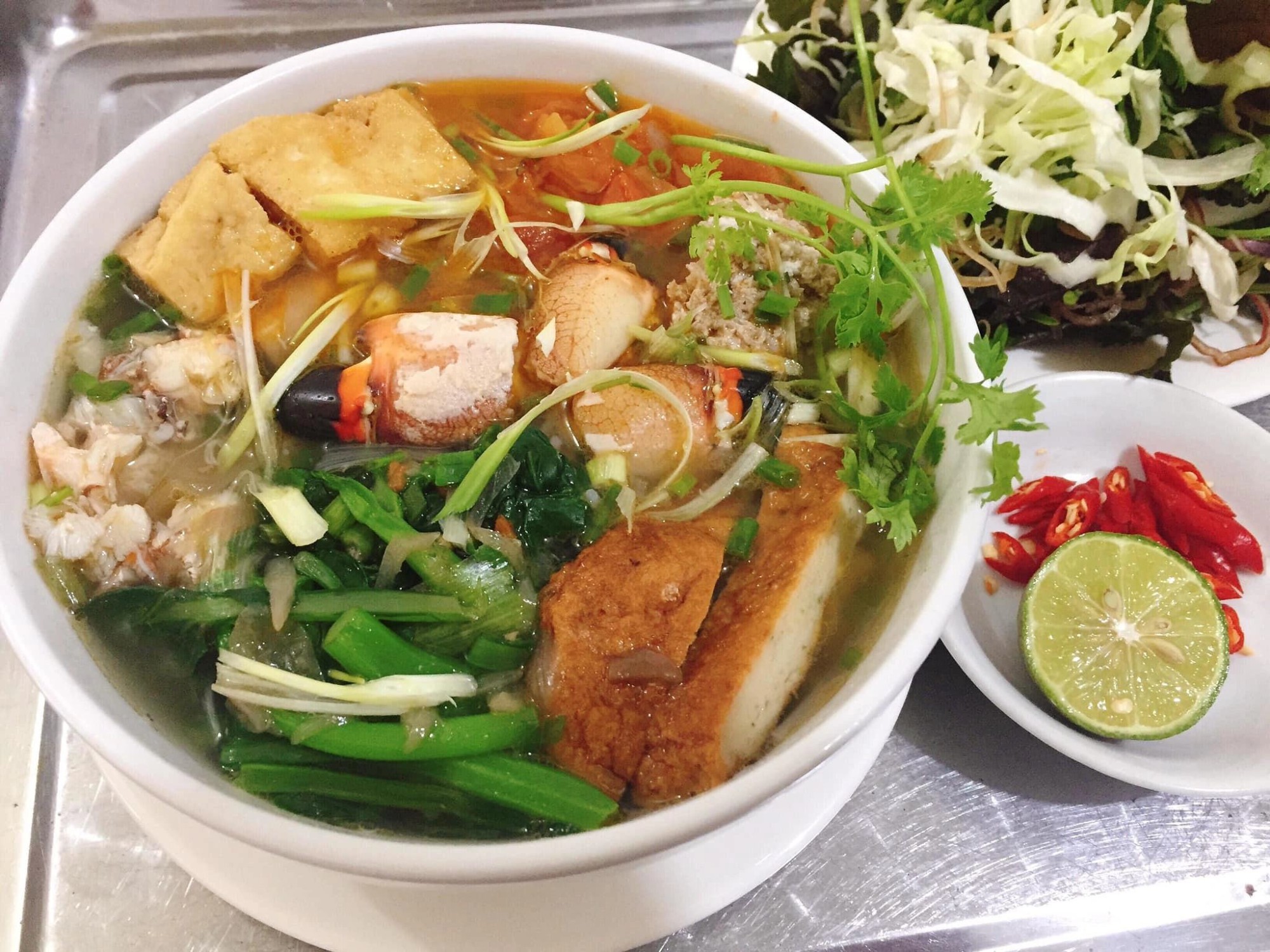 Bún cù kỳ Hạ Long sở hữu phần nước dùng ngọt thanh tự nhiên đậm đà vị biển 