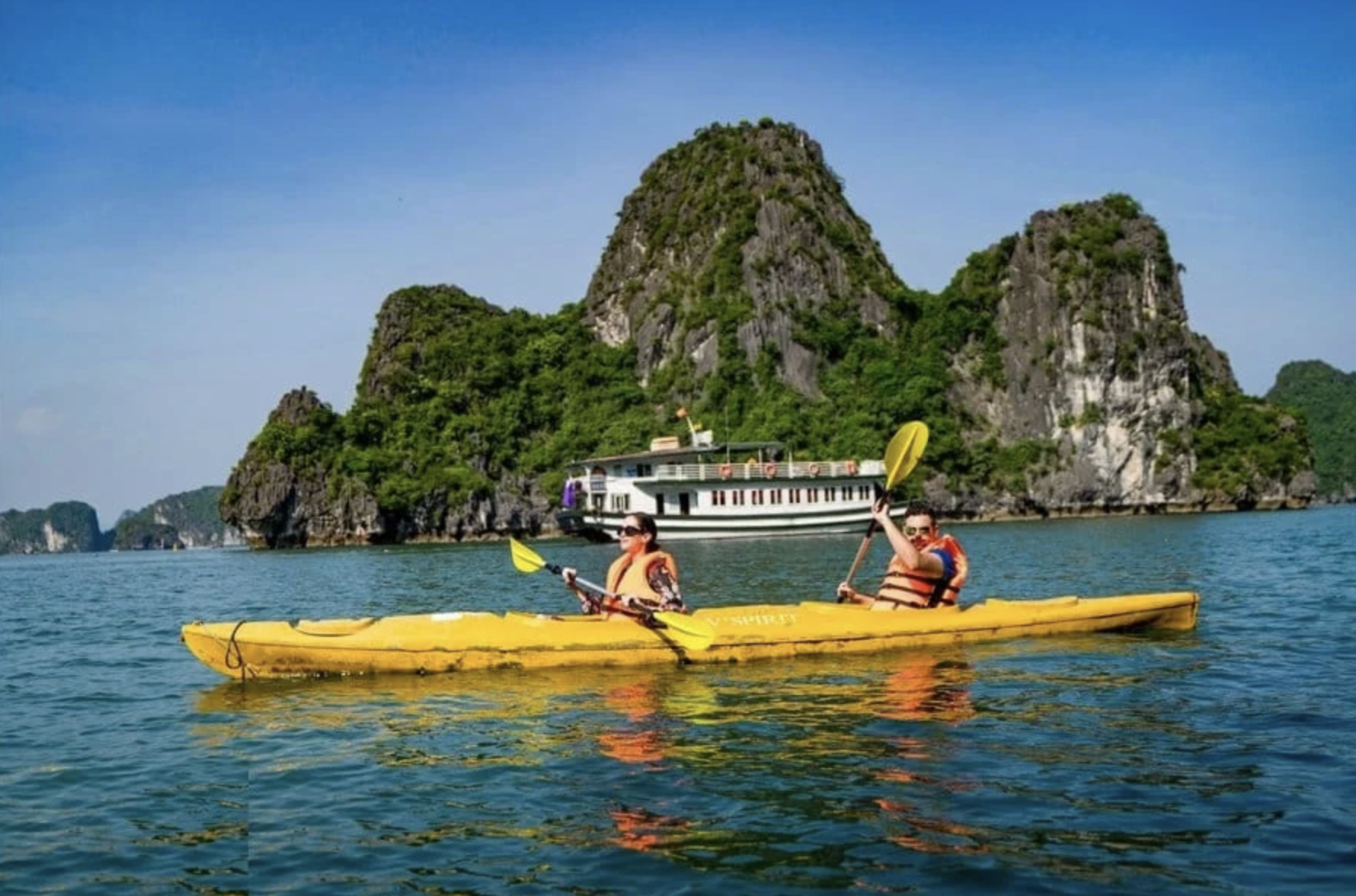 Hoạt động chèo thuyền len lỏi qua các đảo đá vôi giúp du khách tận hưởng trọn vẹn sự yên bình của vịnh vào tháng 9. 