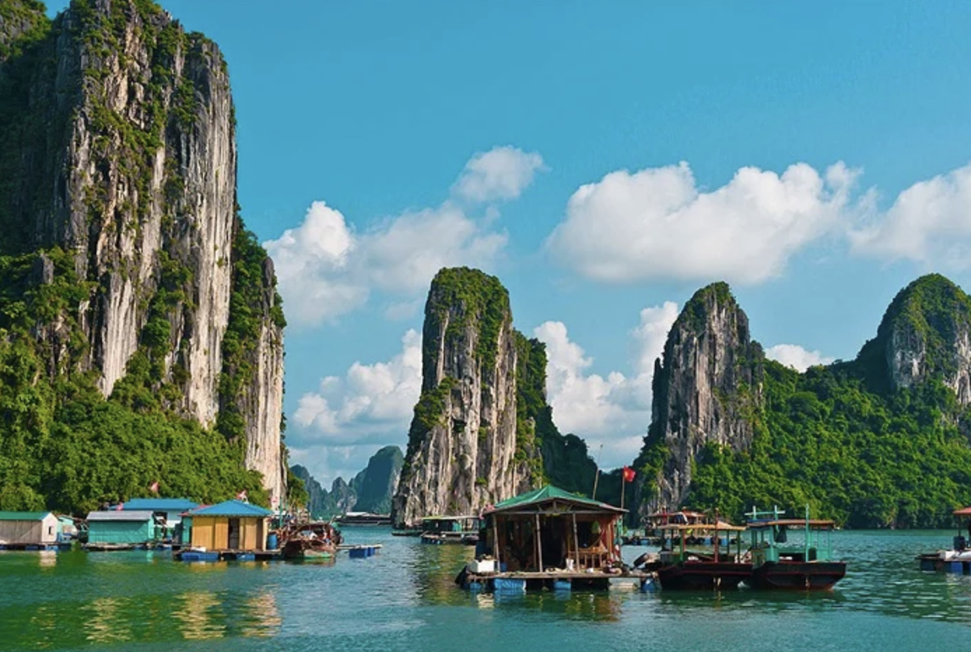 Khám phá làng chài nổi trên vịnh để tìm hiểu nét văn hóa sông nước mộc mạc của ngư dân địa phương. 