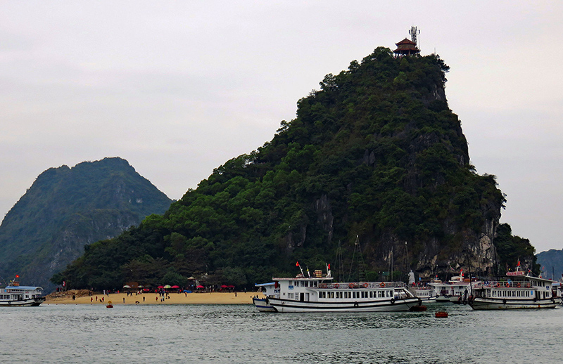 Đảo Ti Tốp nổi bật với bãi tắm hình vầng trăng khuyết và làn nước trong xanh thu hút đông đảo du khách. 
