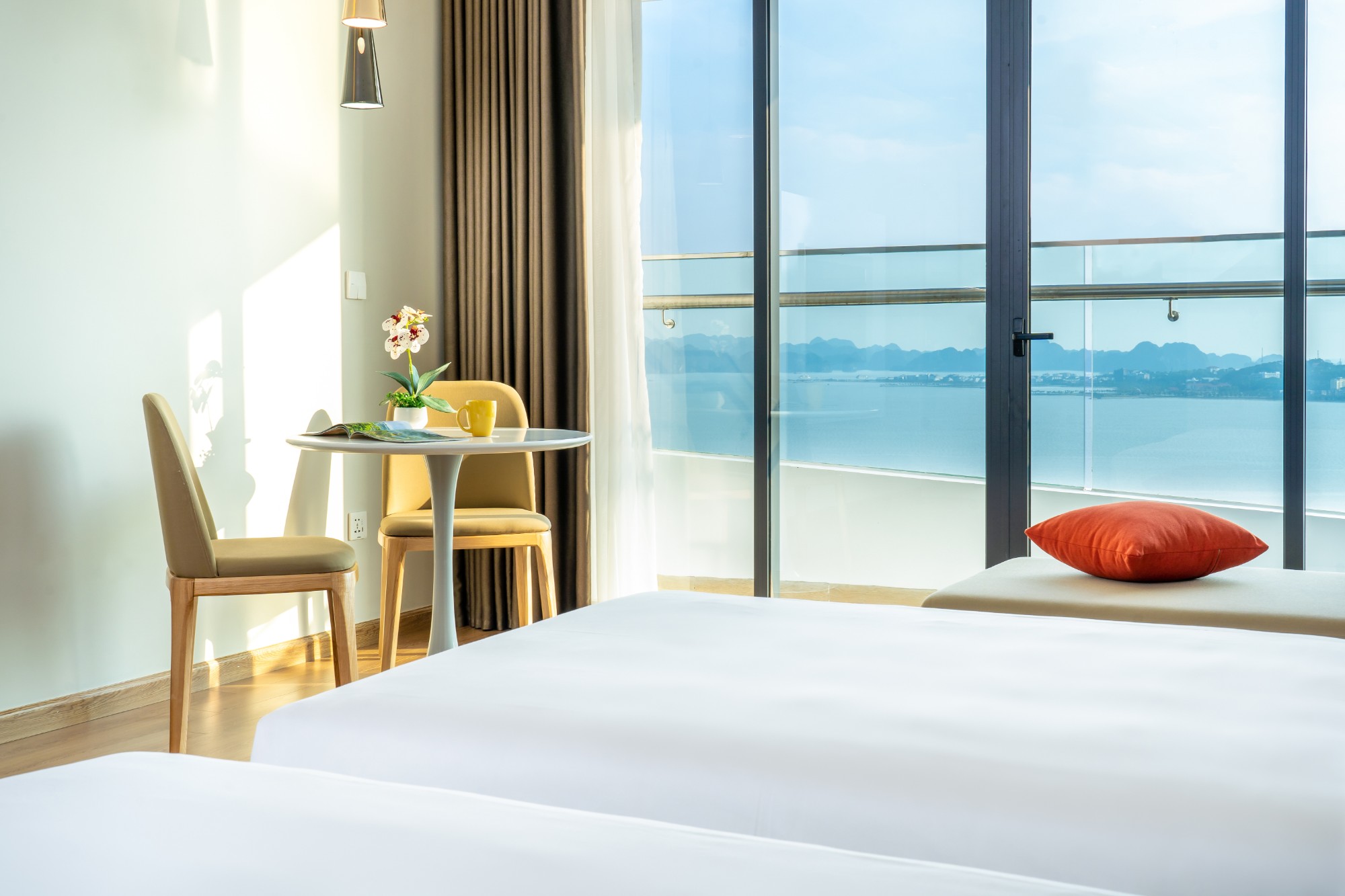Không gian phòng nghỉ hiện đại, sang trọng tại Delasea Hạ Long với tầm nhìn hướng ra vịnh biển giúp chuyến du lịch thêm phần trọn vẹn. 