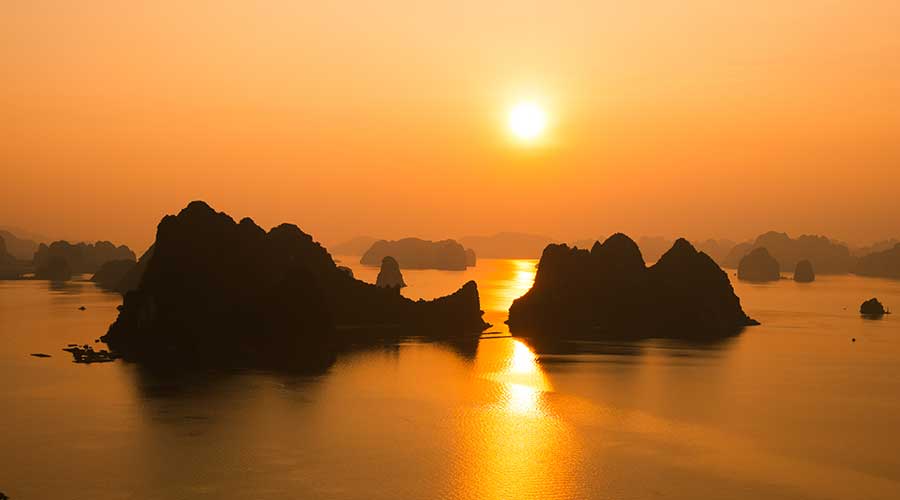 Khung cảnh hoàng hôn rực rỡ buông xuống trên vịnh Hạ Long tạo nên bức tranh thiên nhiên vô cùng lãng mạn. 