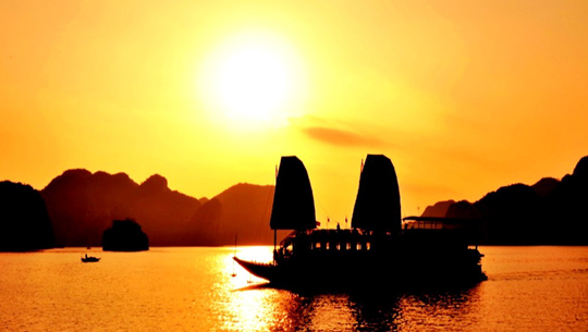 Khung cảnh hoàng hôn mùa thu ở Hạ Long đầy lãng mạn và tráng lệ với những đảo đá nhấp nhô trên biển 
